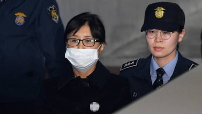 Choi Soon-sil, este martes a su llegada al tribunal de Se&uacute;l (Corea del Sur).