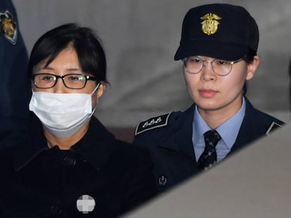 Choi Soon-sil, este martes a su llegada al tribunal de Se&uacute;l (Corea del Sur).