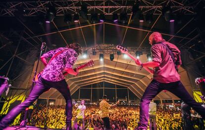 El grupo La Pegatina actúa el pasado sábado en el festival SonRías Baixas, en Bueu.