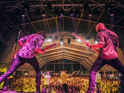 El grupo La Pegatina actúa el pasado sábado en el festival SonRías Baixas, en Bueu.