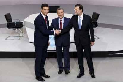Mariano Rajoy, a la derecha, y Pedro Sánchez, a la izquierda, antes del debate televisivo del pasado lunes entre ambos candidatos a la presidencia del Gobierno.