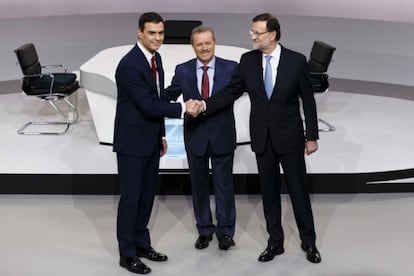 Mariano Rajoy, a la derecha, y Pedro Sánchez, a la izquierda, antes del debate televisivo del pasado lunes entre ambos candidatos a la presidencia del Gobierno.