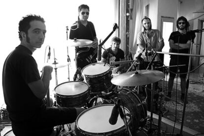 José Ignacio Lapido (segundo por la izquierda) posa con su banda durante la grabación de su próximo disco.