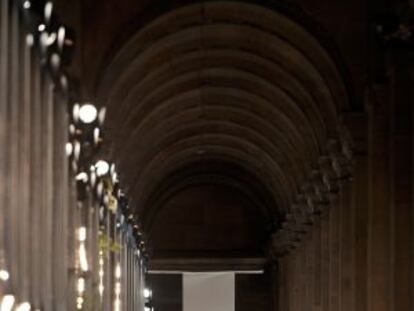 Una modelo en el desfile de Salvatore Ferragamo en la Galer&iacute;a Denon del Louvre. 