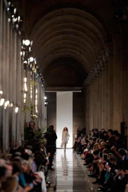 Una modelo en el desfile de Salvatore Ferragamo en la Galería Denon del Louvre.
