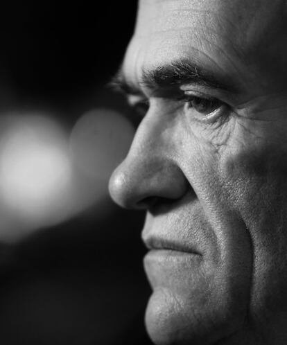 Colm Tóibín siempre ha escrito poesía, fue lo que quiso ser desde muy joven, pero dice que en Irlanda hay una tradición de excelentes poetas. Por eso prefiere publicar, sobre todo, narrativa y ensayo, y se ha convertido en uno de los escritores en inglés más prestigiosos del siglo XXI. Tóibín no deja de escribir poesía y, tal vez, un día publique un poemario.