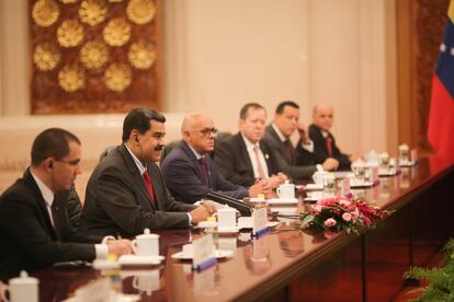 Nicolás Maduro (segundo por la izquierda) sonríe durante una reunión con el primer ministro chino, Li Keqiang, en Pekín (China).
