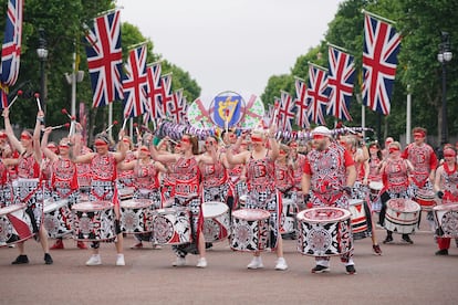Una banda toca durante el desfile por el Jubileo de Platino de Isabel II.