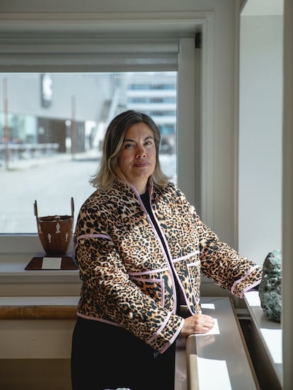 La ministra de Recursos Mineros de Groenlandia, Naaja Nathanielsen, en su despacho en Nuuk.