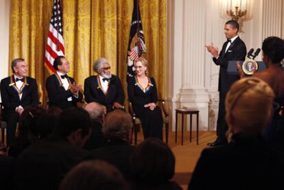 Obama aplaude de pie a, de izquierda a derecha, Neil Diamond, Yo Yo Ma, Sonny Rollins y Meryl Streep.