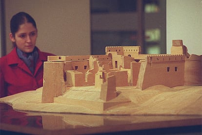 Una persona observa la maqueta del proyecto de restauración del fuerte de Quiloa, en Tanzania, que se muestra en Bilbao.