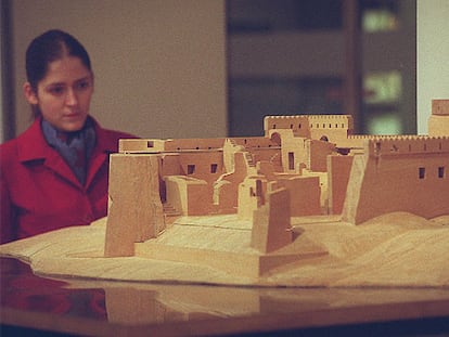 Una persona observa la maqueta del proyecto de restauración del fuerte de Quiloa, en Tanzania, que se muestra en Bilbao.