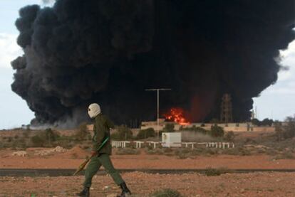 Un rebelde, ante una instalación petrolífera atacada por las fuerzas de Gadafi en marzo.