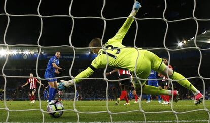 Slimani marca de pênalti o primeiro gol no Sunderland.