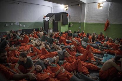Los presos se ven obligados a convivir pegados unos con otros en las celdas de la cárcel de Hasakeh.