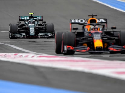 Sebastian Vettel, de Aston Martin, detrás de Max Verstappen, de Red Bull, en una vuelta de práctica antes del GP de Francia.