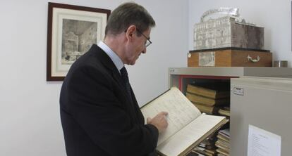 El presidente José Felix Huerta señala la firma de Azaña.