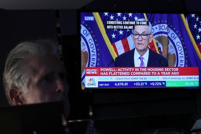 Un operador de la Bolsa de Nueva York, durante la rueda de prensa del presidente de la Reserva Federal.