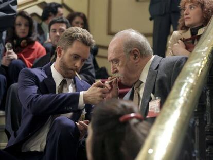 El actor Pablo Rivero, en la recreación en 'Cuéntame' de la famosa foto del hotel Palace el 23-F