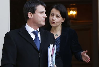 El ministro de Interior, Manuel Valls, y detrás la titular de Vivienda, Cecile Duflot, en febrero.