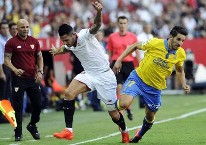 Bigas trata de frenar en Sevilla a Vitolo ante la mirada de Sampaoli.