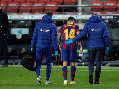 Coutinho, lesionado, se retira del campo ante el Eibar.