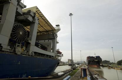 Dos naves en el canal de Panamá.