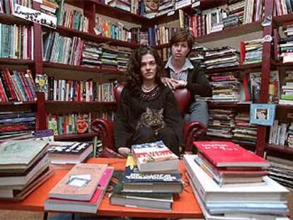 Jennyfer Schlueter y Beth McWogan (detrás), en la librería International Bookshop de Madrid.