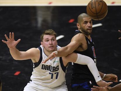 Doncic y Tatum pugnan por un balón en el partido Clippers-Dallas.