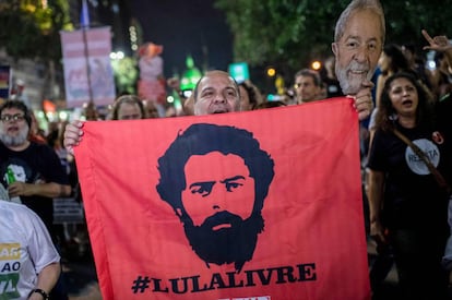 Un seguidor de Lula durante una huelga general a mediados de junio.