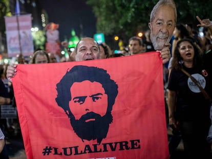 Un seguidor de Lula durante una huelga general a mediados de junio.