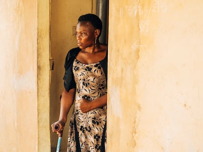 Mary Sleysor, en la entrada de su casa de Lomé, Togo.