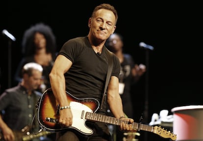 A Bruce Springsteen el candidato republicano a la Casa Blanca le produce “vergüenza”. En declaraciones a una televisión escandinava, el cantante describió la candidatura de Donald Trump como “absurda”. En otra entrevista con la revista ‘Rolling Stone’, el Boss dio un paso más: “La república está bajo el asedio de un idiota. Sin exagerar, es una tragedia para nuestra democracia (…) Las ideas que está diciendo a la gente son todas muy peligrosas, como el nacionalismo blanco y el movimiento de ultraderecha”. También le ha calificado como “narcisista tóxico”. Y, por todo ello, se ha mostrado confiado en que Trump va a perder las elecciones presidenciales del 8 de noviembre.