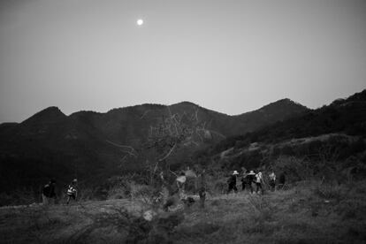 Bajo la luz de la luna, los peregrinos avanzan hacia la cuesta del cerro llamado El espinazo del diablo, el punto más extenuante del recorrido. 