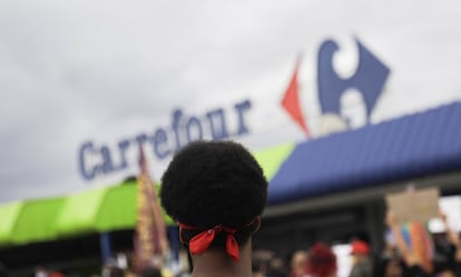 Protesto na entrada de uma unidade do Carrefour em São Gonçalo, no Rio, pela morte de Beto Freitas, em 22 de novembro de 2020.