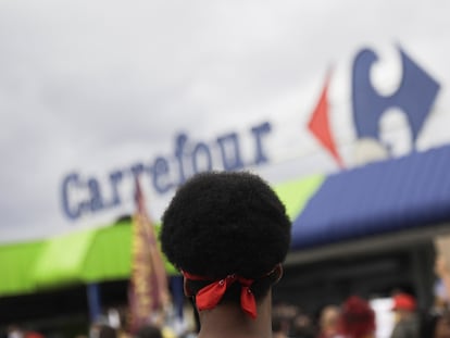 Protesto na entrada de uma unidade do Carrefour em São Gonçalo, no Rio, pela morte de Beto Freitas, em 22 de novembro de 2020.