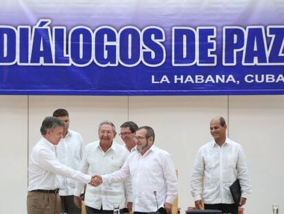 Santos e Timochenko se cumprimentam em Havana.