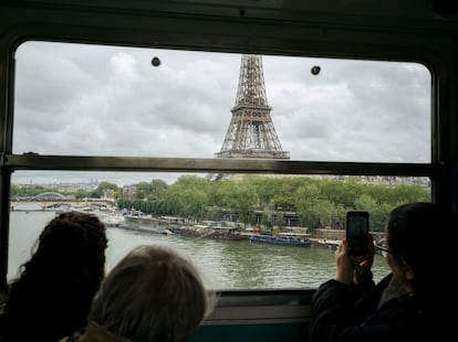 Preciosas vistas de la Torre Eiffel desde el metro que atraviesa el puente de Passy.