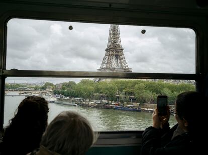 Preciosas vistas de la Torre Eiffel desde el metro que atraviesa el puente de Passy.