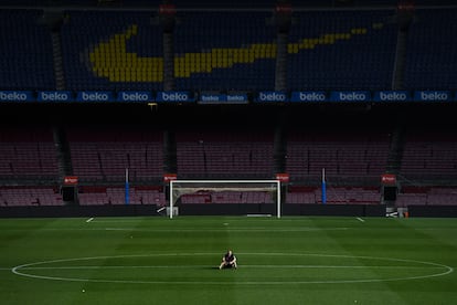 Andrés Iniesta, en el Camp Nou después de su último partido con el FC Barcelona, en 2018.