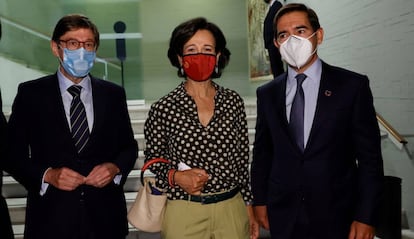 Jose Ignacio Goirigolzarri (presidente de Bankia), Ana Patricia Botin (presidenta de Banco Santander) y Carlos Torres (presidente de BBVA) durante la conferencia.