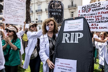 Manifestación de médicos valencianos ante la Delegación de Gobierno, este viernes.