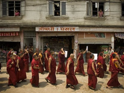 Monjes tibetanos en el exilio participan en una manifestación contra China en Katmandú (Nepal).