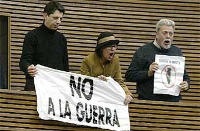 La presidenta de los actores, Isabel Requena, y Josep V. Marqus, a la derecha, ayer poco antes de ser desalojados del hemiciclo de las Cortes.