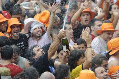 Grupos de jóvenes, celebran el arranque de la fiesta de 'La Blanca'.