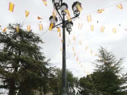 Una jove de Santa María del Campo Rus es connecta a Internet gràcies a l'antena col·lectiva per wi-fi instal·lada per l'Ajuntament.