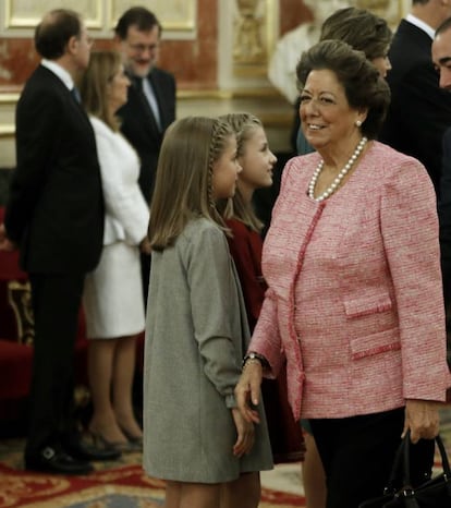 Rita Barberá, en el Salón de Pasos Perdidos del Congreso de los Diputados, tras recibir el saludo de los Reyes y sus hijas, la princesa Leonor y la infanta Sofía, después de la solemne ceremonia de apertura de las Cortes en la XII Legislatura, el 17 de noviembre de 2016.