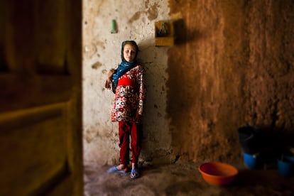 Aisha tiene siete años. Ahora va al centro de educación primaria de de Akka Nouanim, pero después de los primeros años de escolarización no tendrá posibilidad de seguir estudiando porque el colegio más próximo está en el pueblo de Imilchil a 20 kilómetros. Su aldea se suele quedar incomunicada en los meses de invierno.
