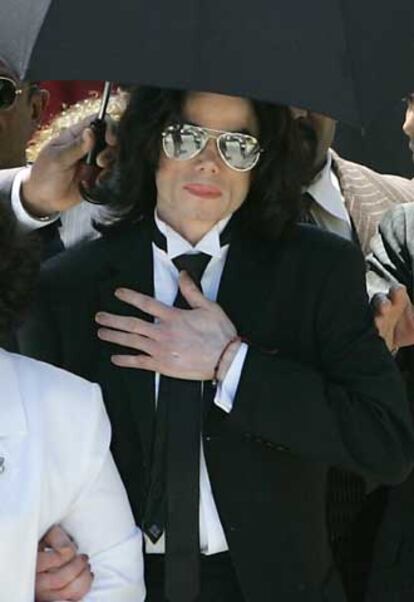 Michael Jackson, el lunes a la salida del juzgado tras ser declarado inocente.