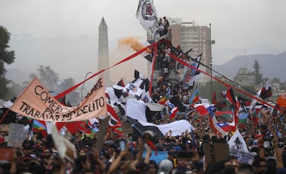 Manifestantes num monumento na última sexta-feira, em Santiago.